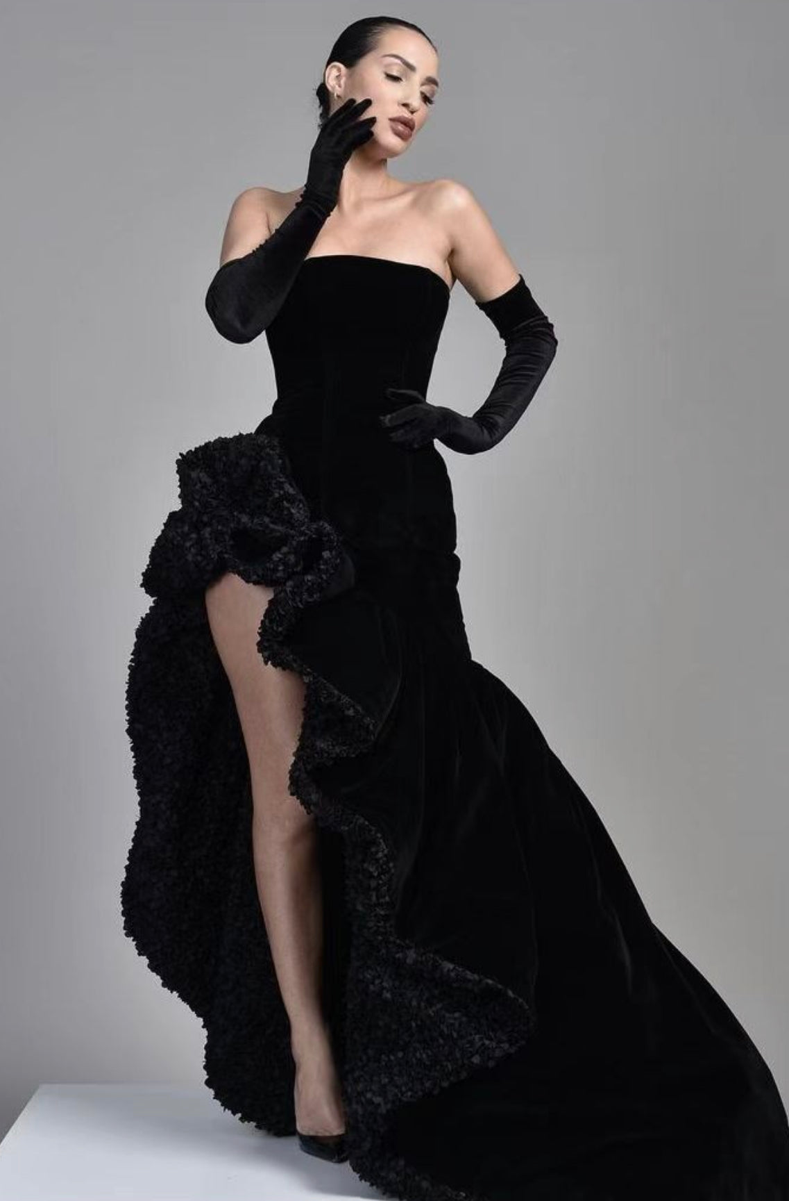 The Cosmopolitan Black Samt Evening Dress Half Sleeves Off-the-shoulder High Slit