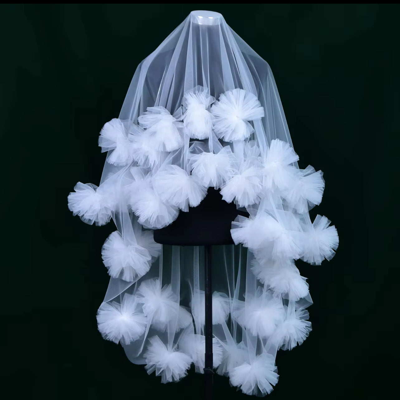 The Cosmopolitan Soft Tulle 3D Flowers Short Combless Veil