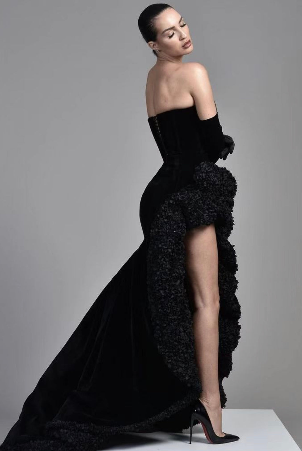 The Cosmopolitan Black Samt Evening Dress Half Sleeves Off-the-shoulder High Slit